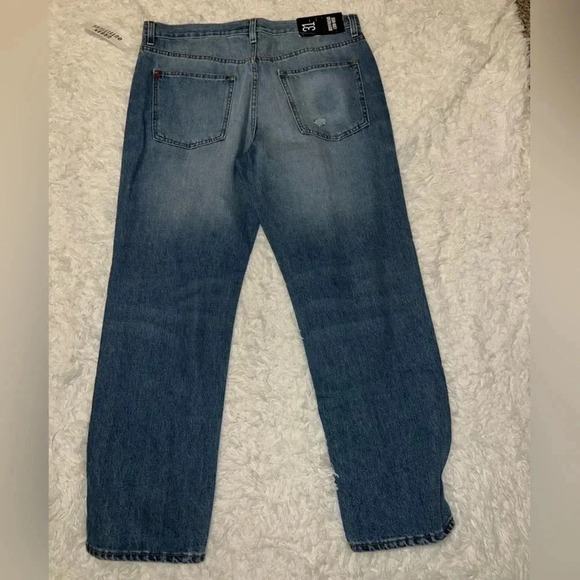 NWT Urban Outfitters Size 31 Boyfriend Low Rise Medium Wash Distressed Jeans - Picture 2 of 3